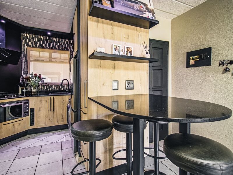 Chic Edenvale Townhouse with Secure Living - Photo 9