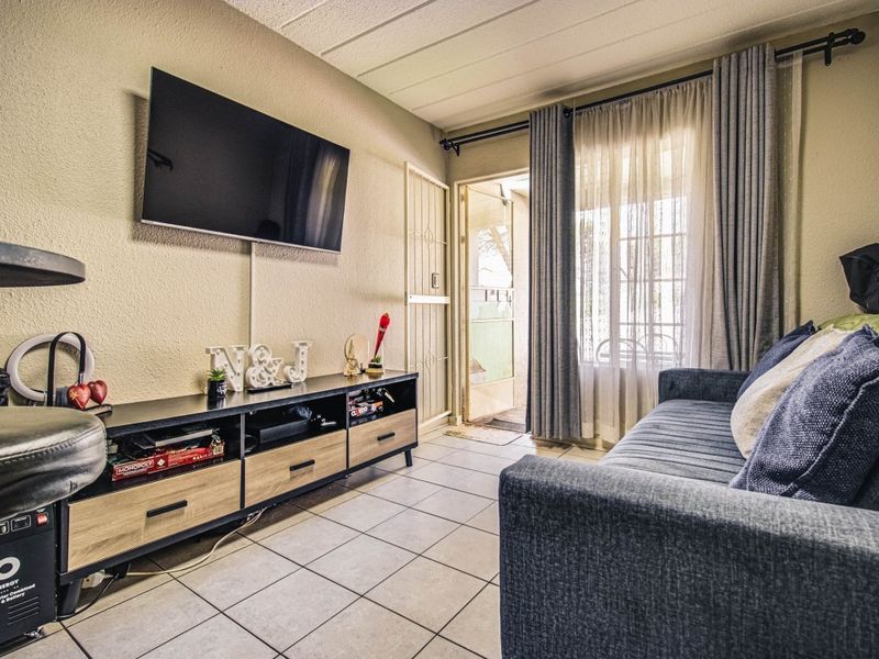 Chic Edenvale Townhouse with Secure Living - Photo 8