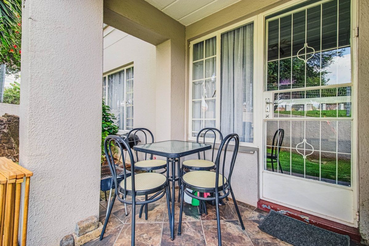 Chic Edenvale Townhouse with Secure Living - Photo 5