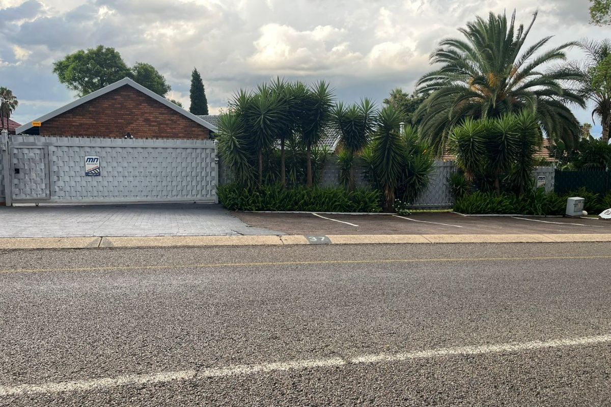 Prime Property on Main Road – Ideal for Business or Family Living - Photo 2