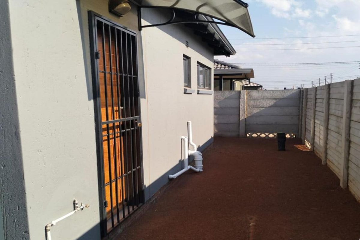 Two bedroom for sale at protea glen - Photo 3