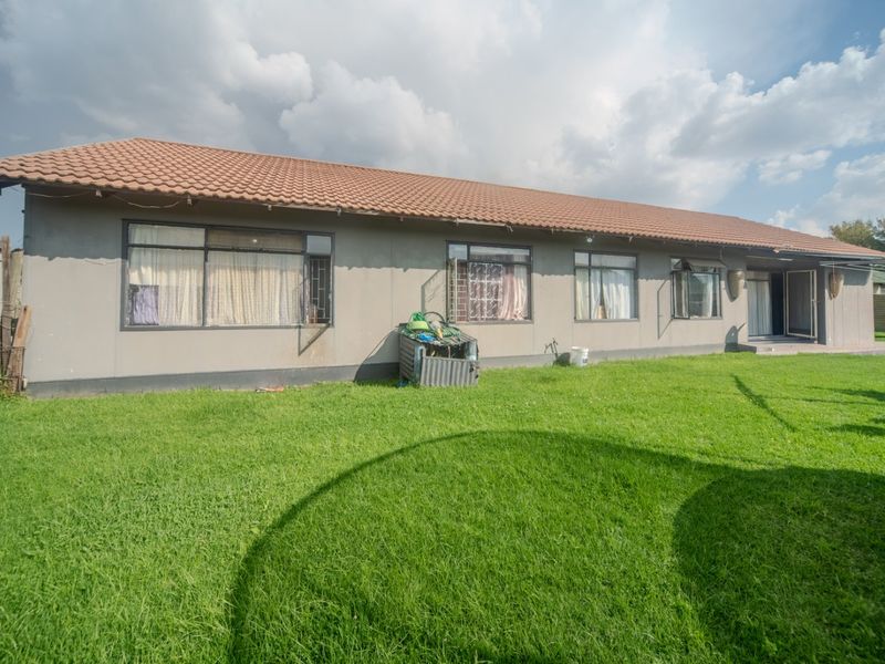 Priced to Sell | Large 891m2 Erf | Great Investment Opportunity - Photo 4