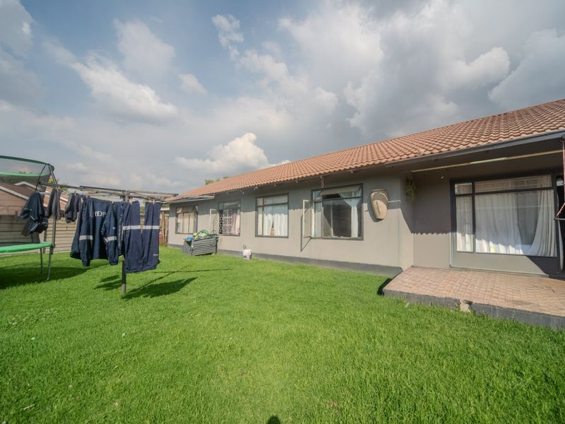 Priced to Sell | Large 891m2 Erf | Great Investment Opportunity - Photo 5