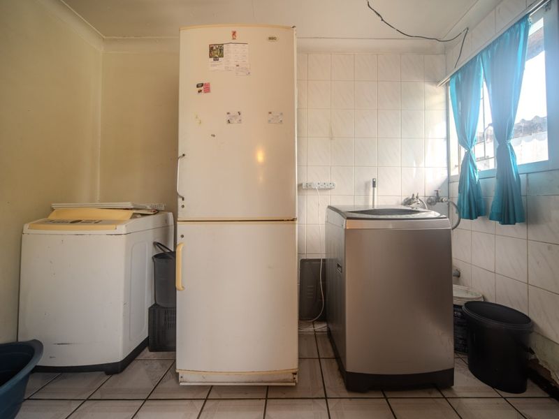 Priced to Sell | Large 891m2 Erf | Great Investment Opportunity - Photo 8