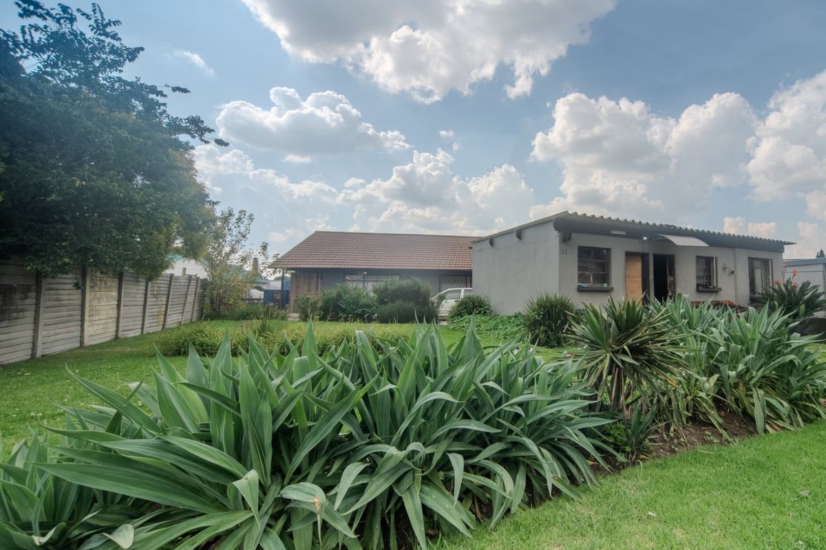 Priced to Sell | Large 891m2 Erf | Great Investment Opportunity - Photo 2