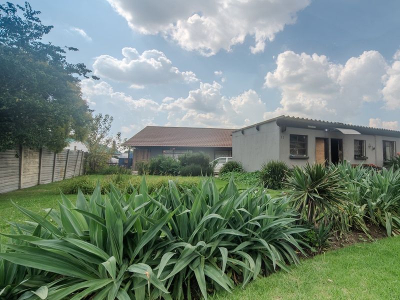 Priced to Sell | Large 891m2 Erf | Great Investment Opportunity - Photo 2