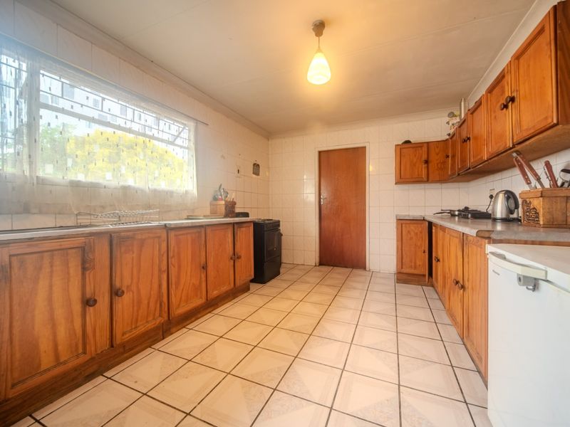 Priced to Sell | Large 891m2 Erf | Great Investment Opportunity - Photo 7