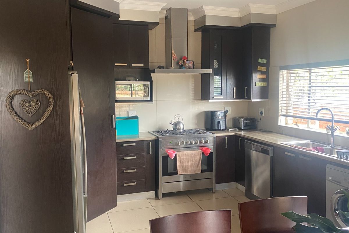 Move-in ready home with manageable garden - Photo 3