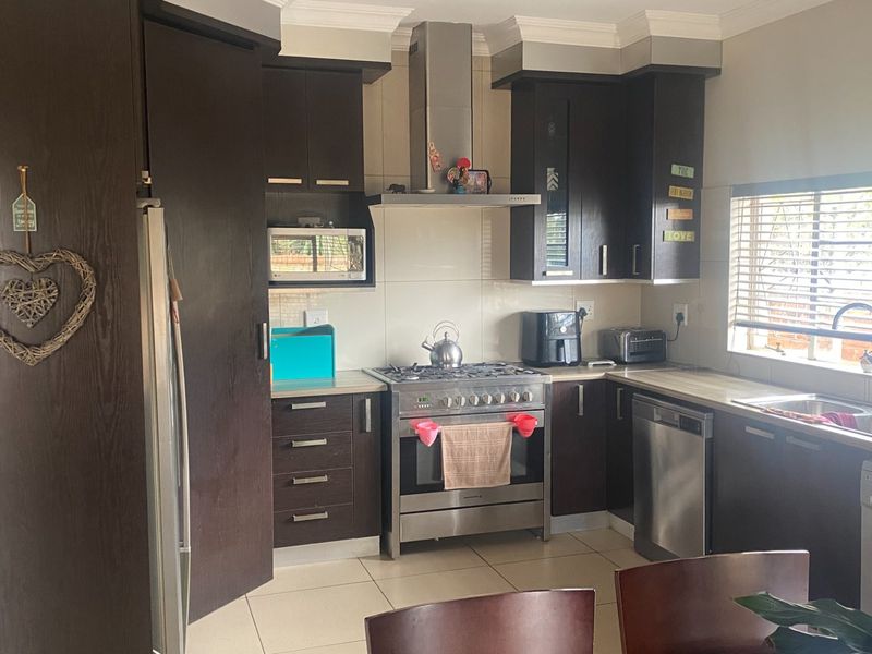 Move-in ready home with manageable garden - Photo 3