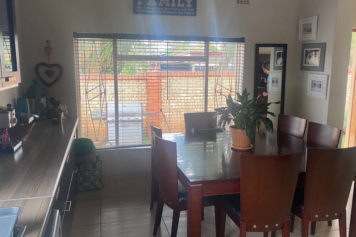 Move-in ready home with manageable garden - Photo 5