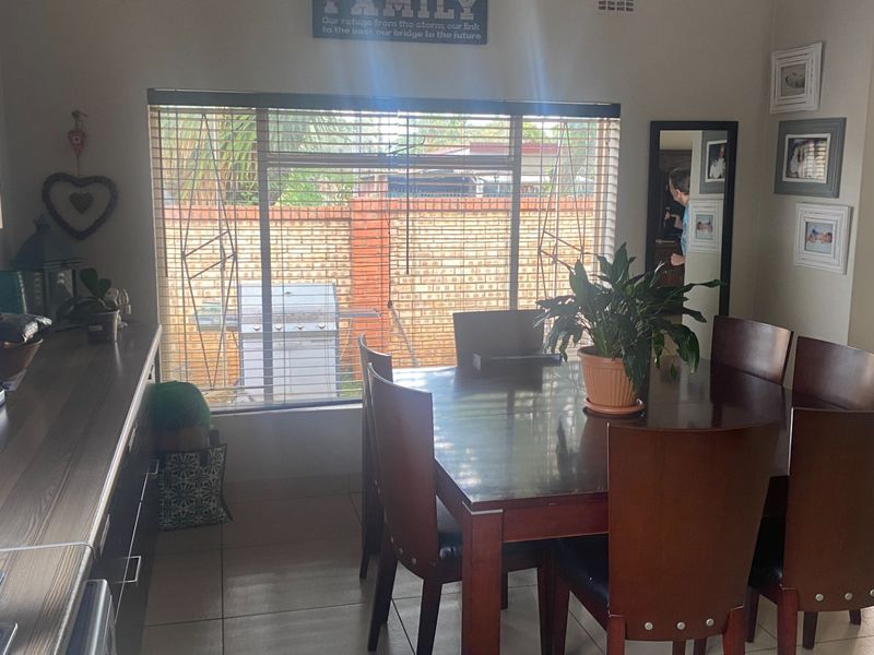 Move-in ready home with manageable garden - Photo 5