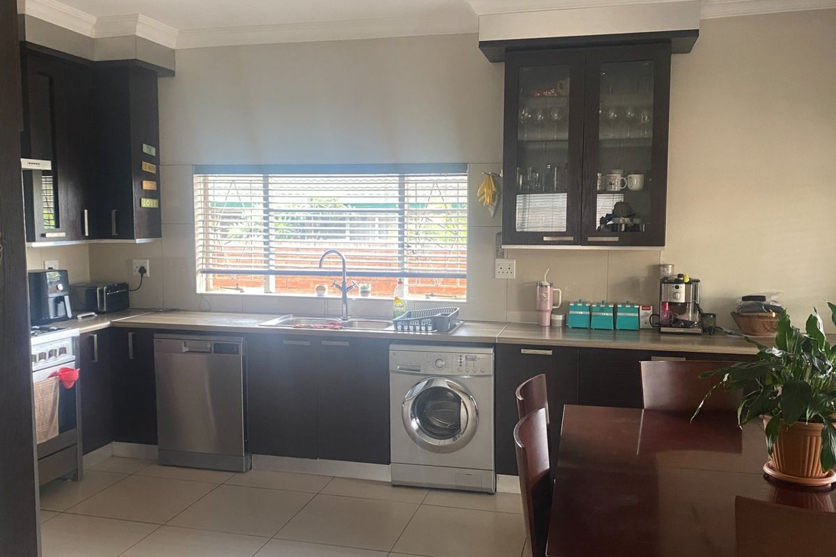 Move-in ready home with manageable garden - Photo 4