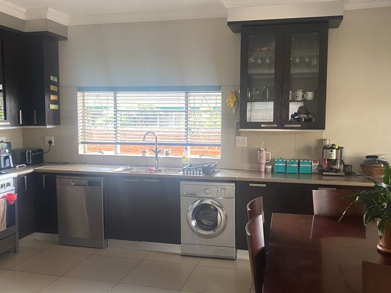 Move-in ready home with manageable garden - Photo 4