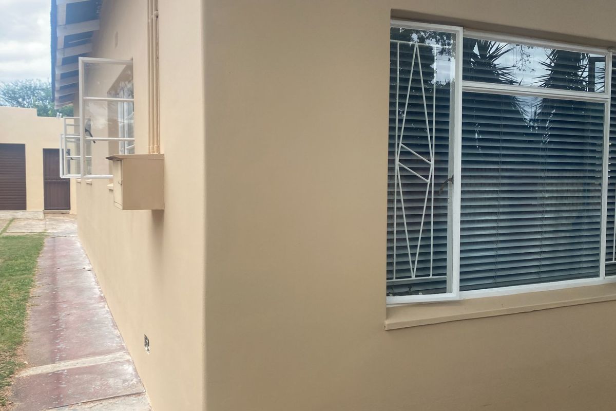 Move-in ready home with manageable garden - Photo 2