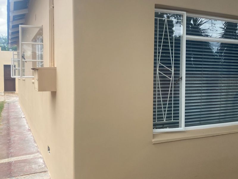 Move-in ready home with manageable garden - Photo 2