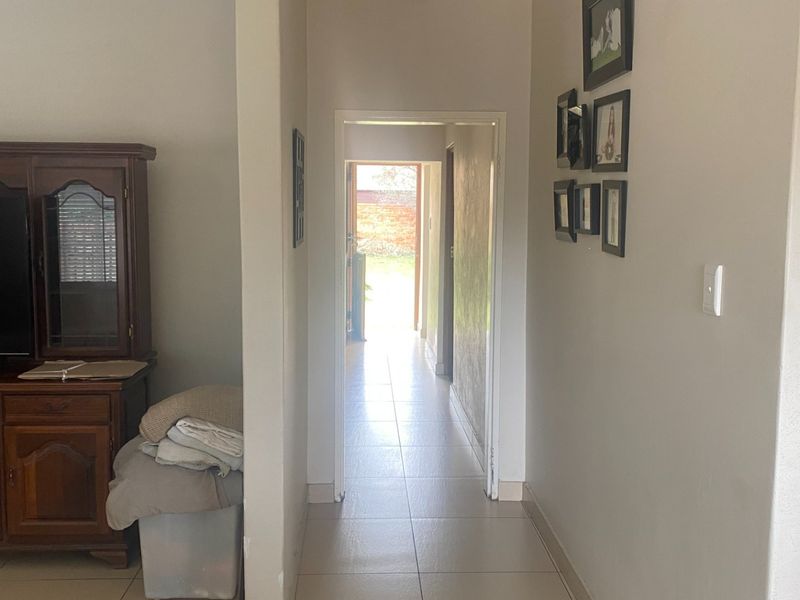 Move-in ready home with manageable garden - Photo 9