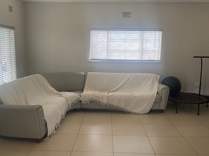 Move-in ready home with manageable garden - Photo 7