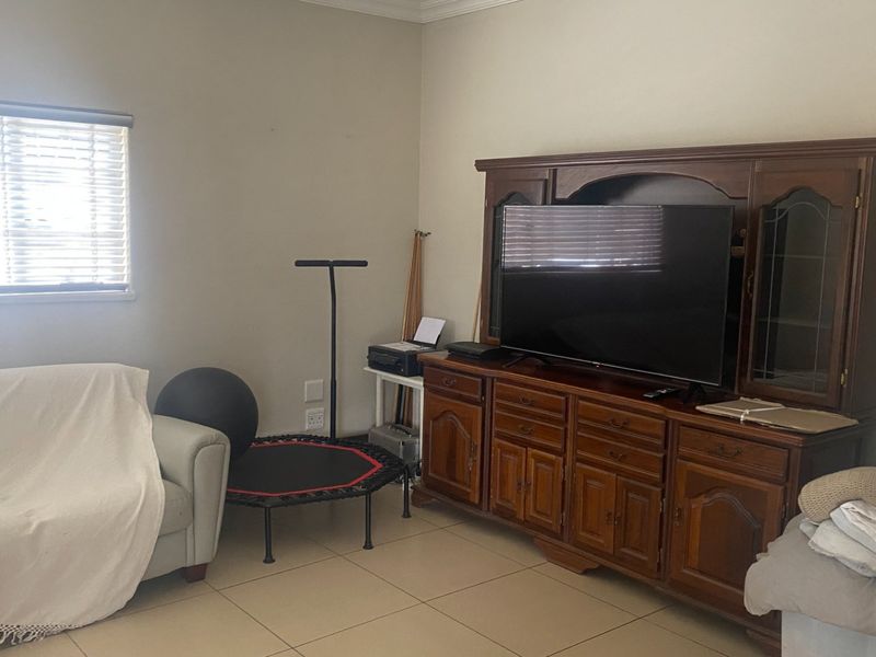 Move-in ready home with manageable garden - Photo 6