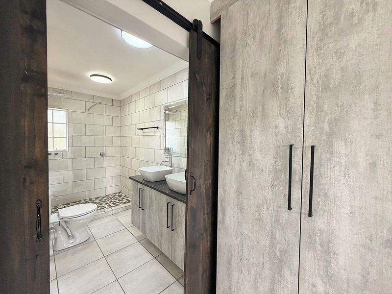 Modern Apartment with Solar Power ! - Photo 5