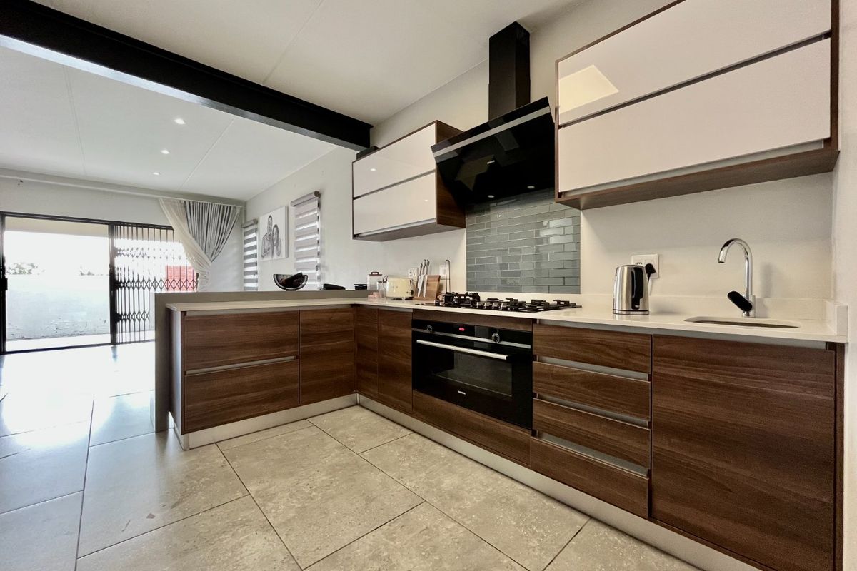 3 Bedroom 2.5 Bathroom House for Sale - Photo 2