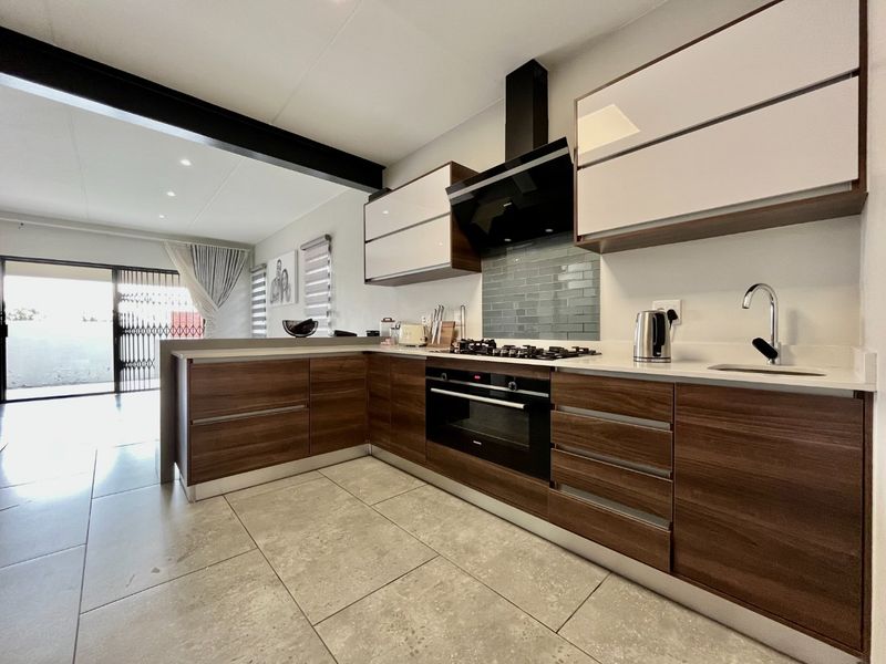 3 Bedroom 2.5 Bathroom House for Sale - Photo 2