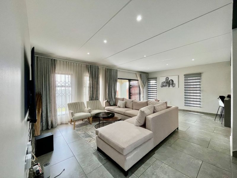 3 Bedroom 2.5 Bathroom House for Sale - Photo 6