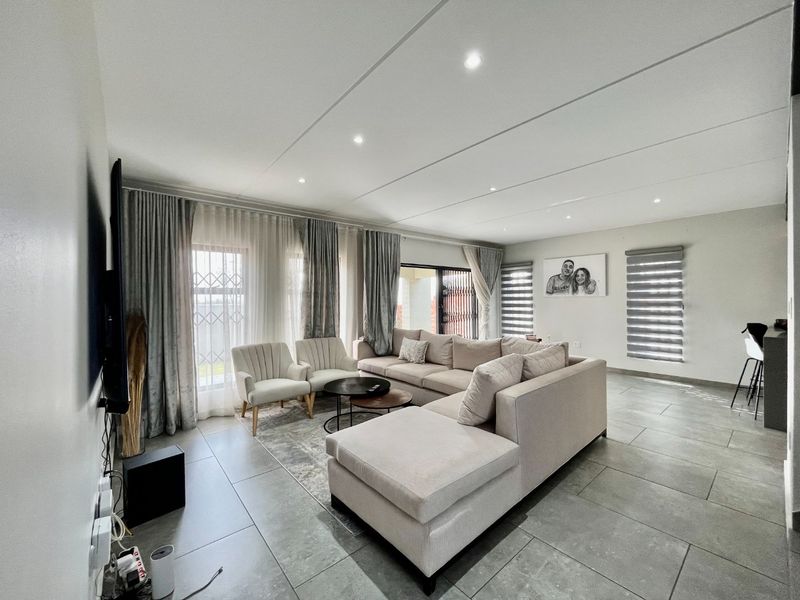 3 Bedroom 2.5 Bathroom House for Sale - Photo 7