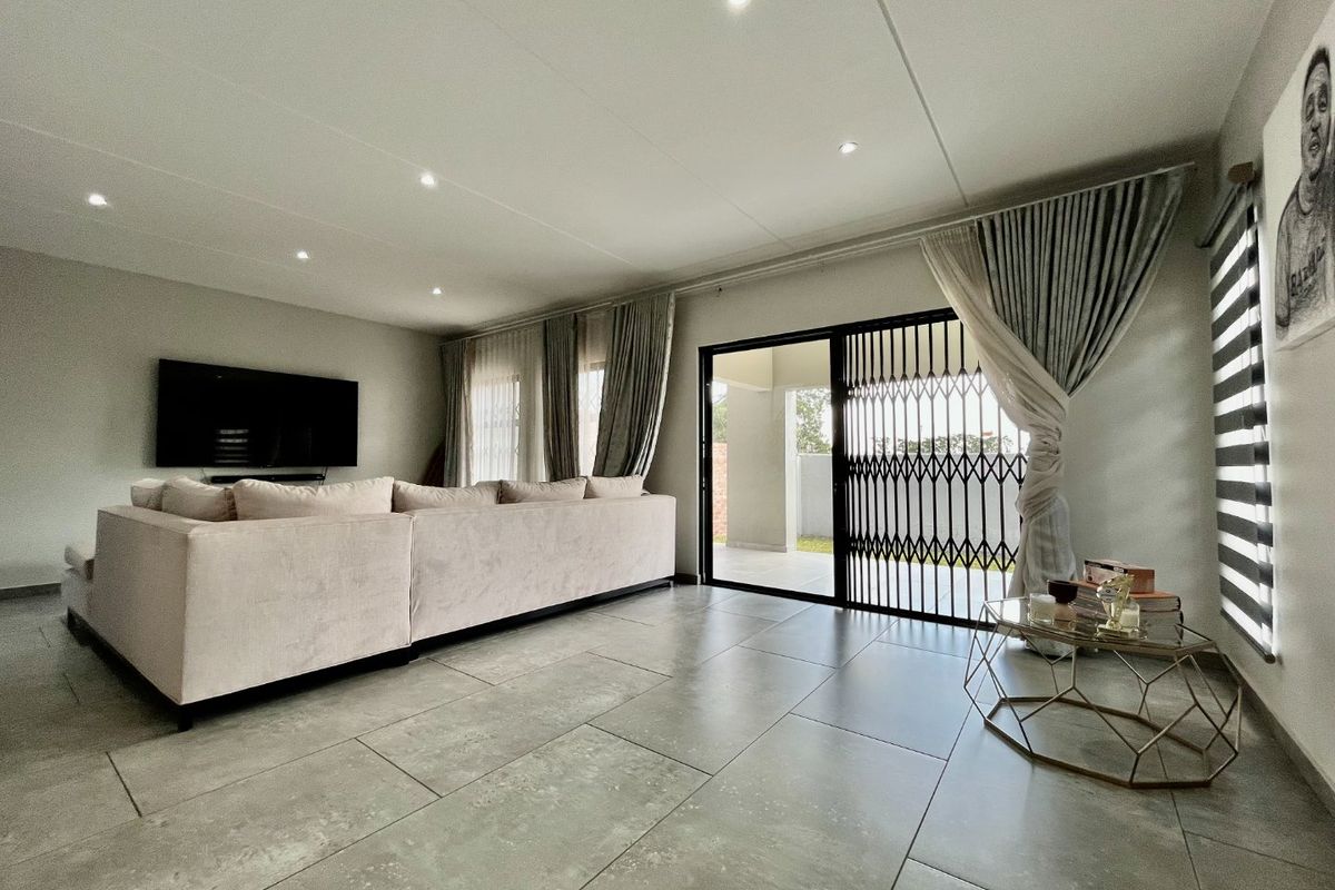 3 Bedroom 2.5 Bathroom House for Sale - Photo 4