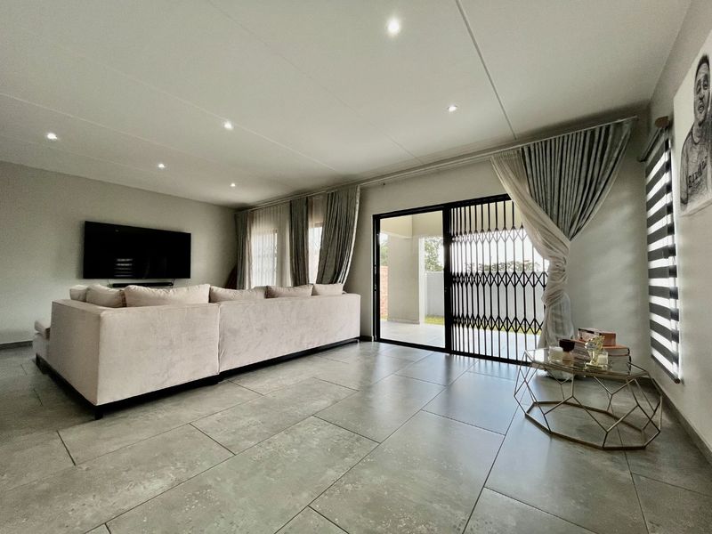 3 Bedroom 2.5 Bathroom House for Sale - Photo 4