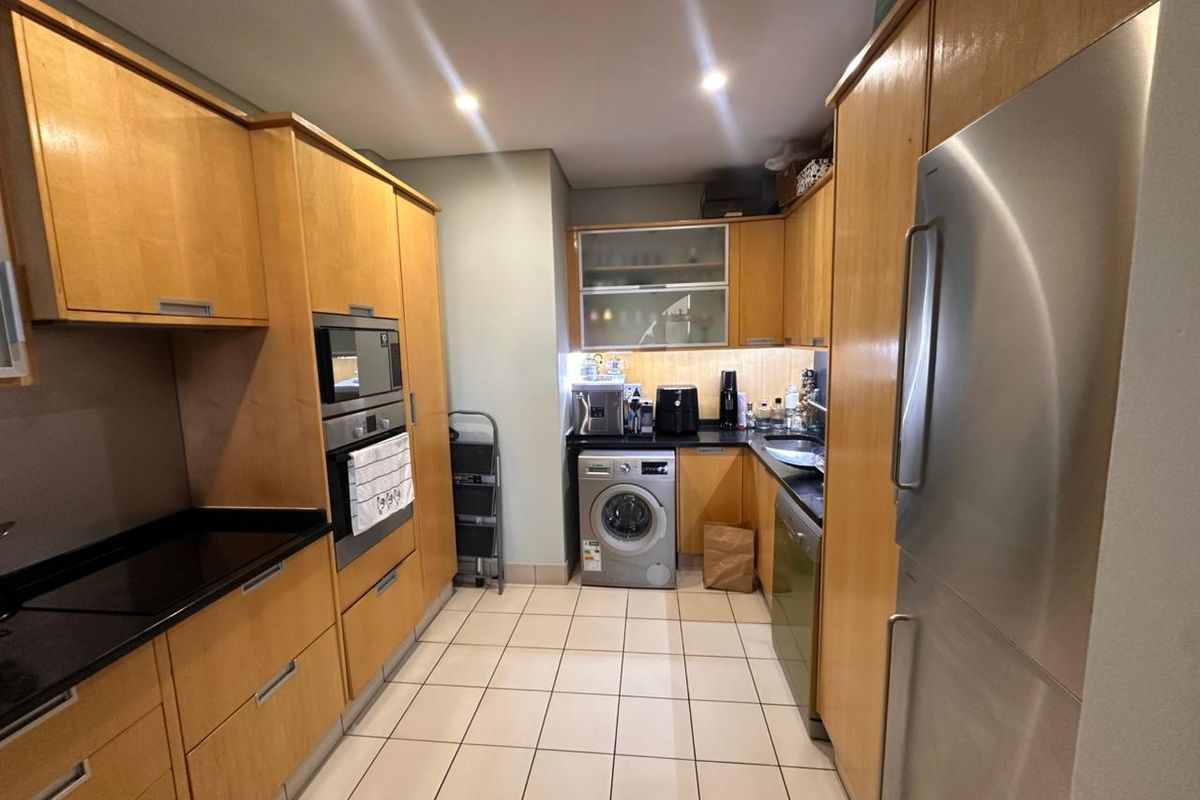 Spacious 1 bed 1 bath Penthouse Apartment - Photo 3