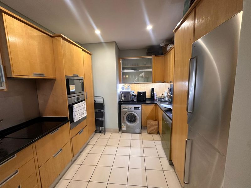 Spacious 1 bed 1 bath Penthouse Apartment - Photo 3