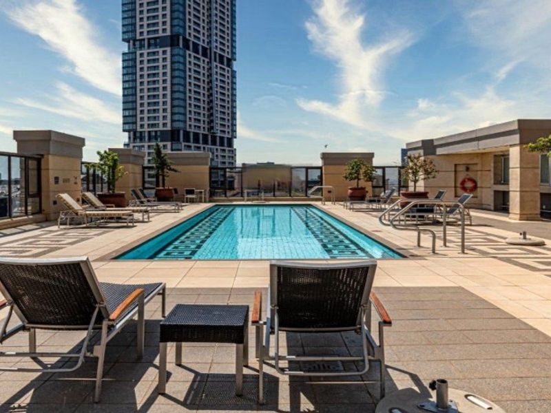 Spacious 1 bed 1 bath Penthouse Apartment - Photo 7