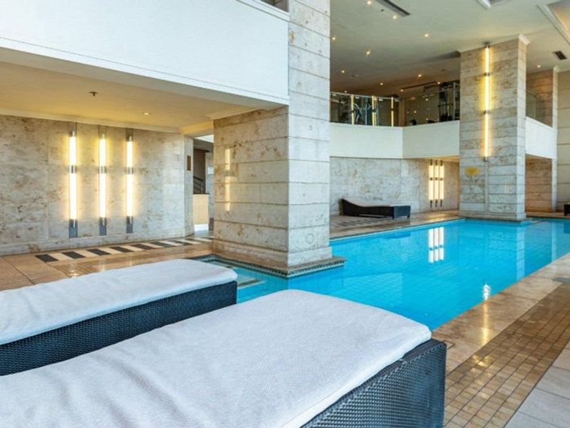 Spacious 1 bed 1 bath Penthouse Apartment - Photo 6