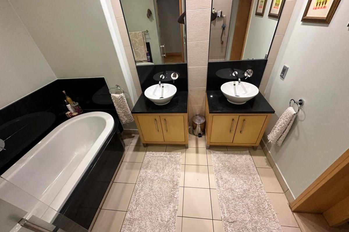 Spacious 1 bed 1 bath Penthouse Apartment - Photo 4