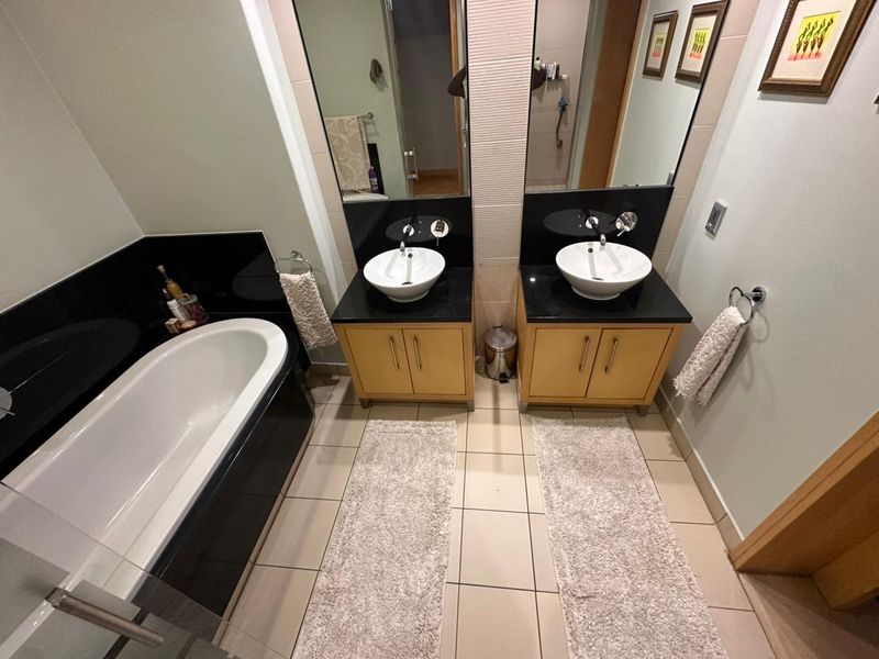 Spacious 1 bed 1 bath Penthouse Apartment - Photo 4