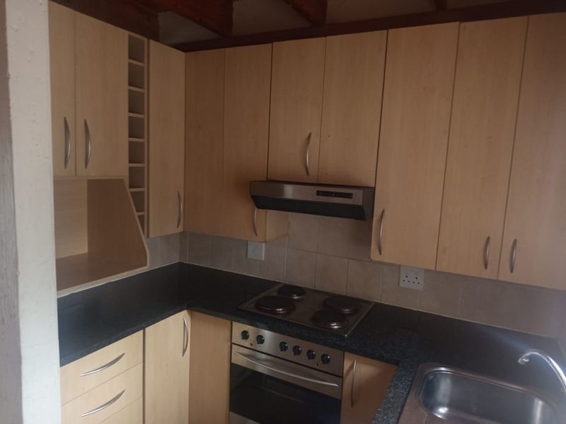 3 Bedroom 1 Bathroom Loft Apartment. - Photo 3