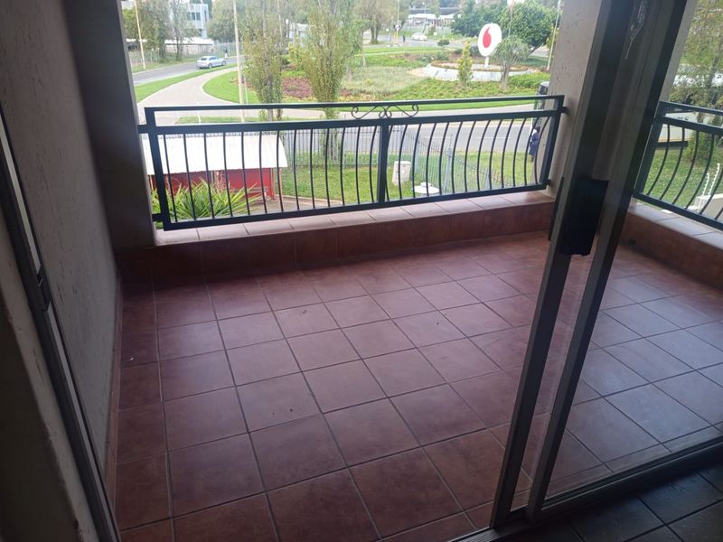 3 Bedroom 1 Bathroom Loft Apartment. - Photo 6