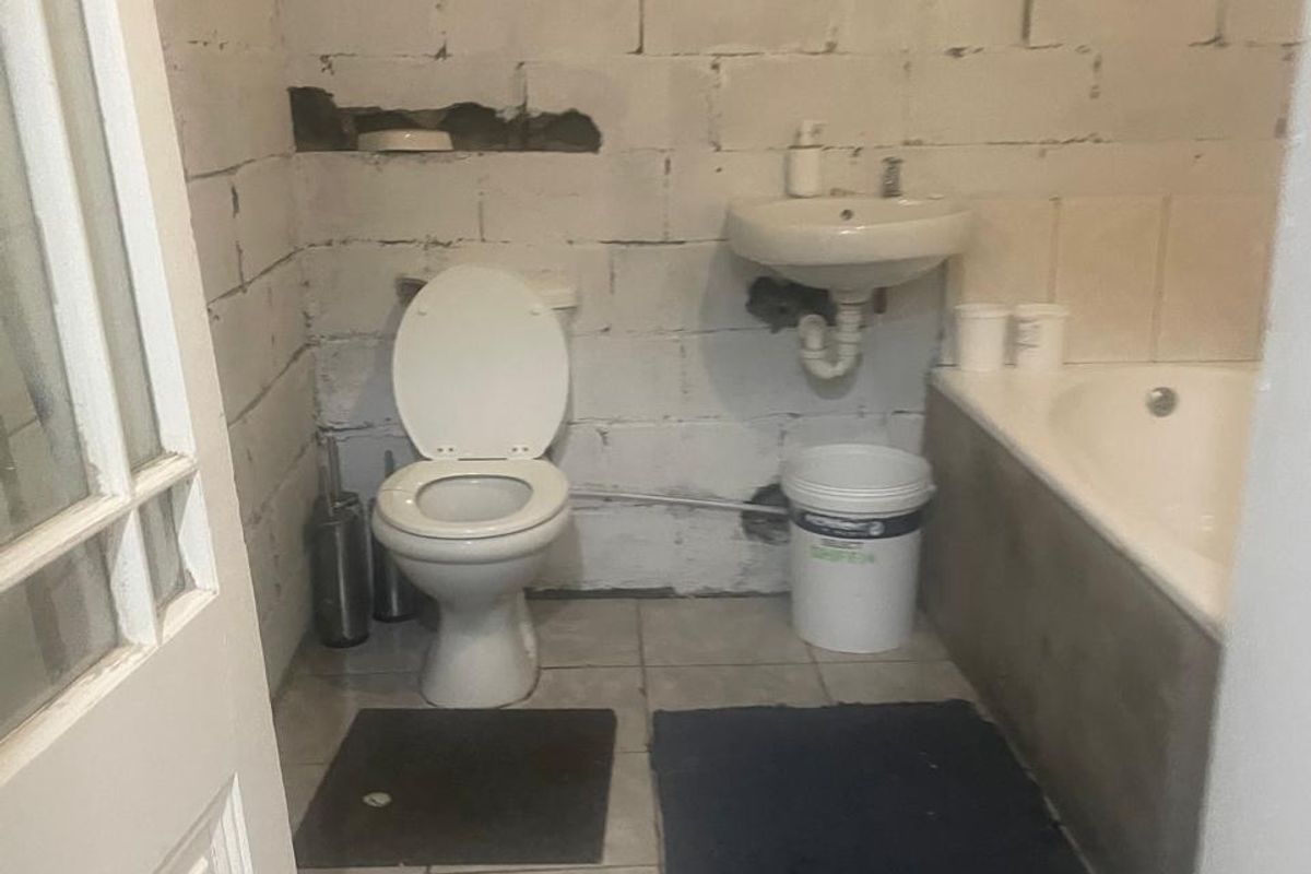 Three Bedroom Family Home For Sale in Lavender Hill - Photo 5