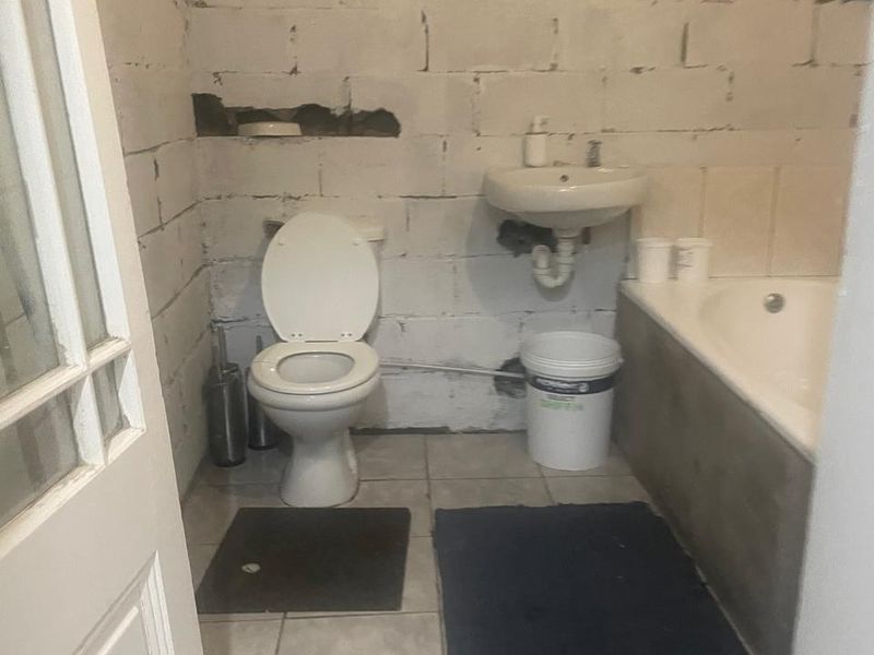 Three Bedroom Family Home For Sale in Lavender Hill - Photo 5