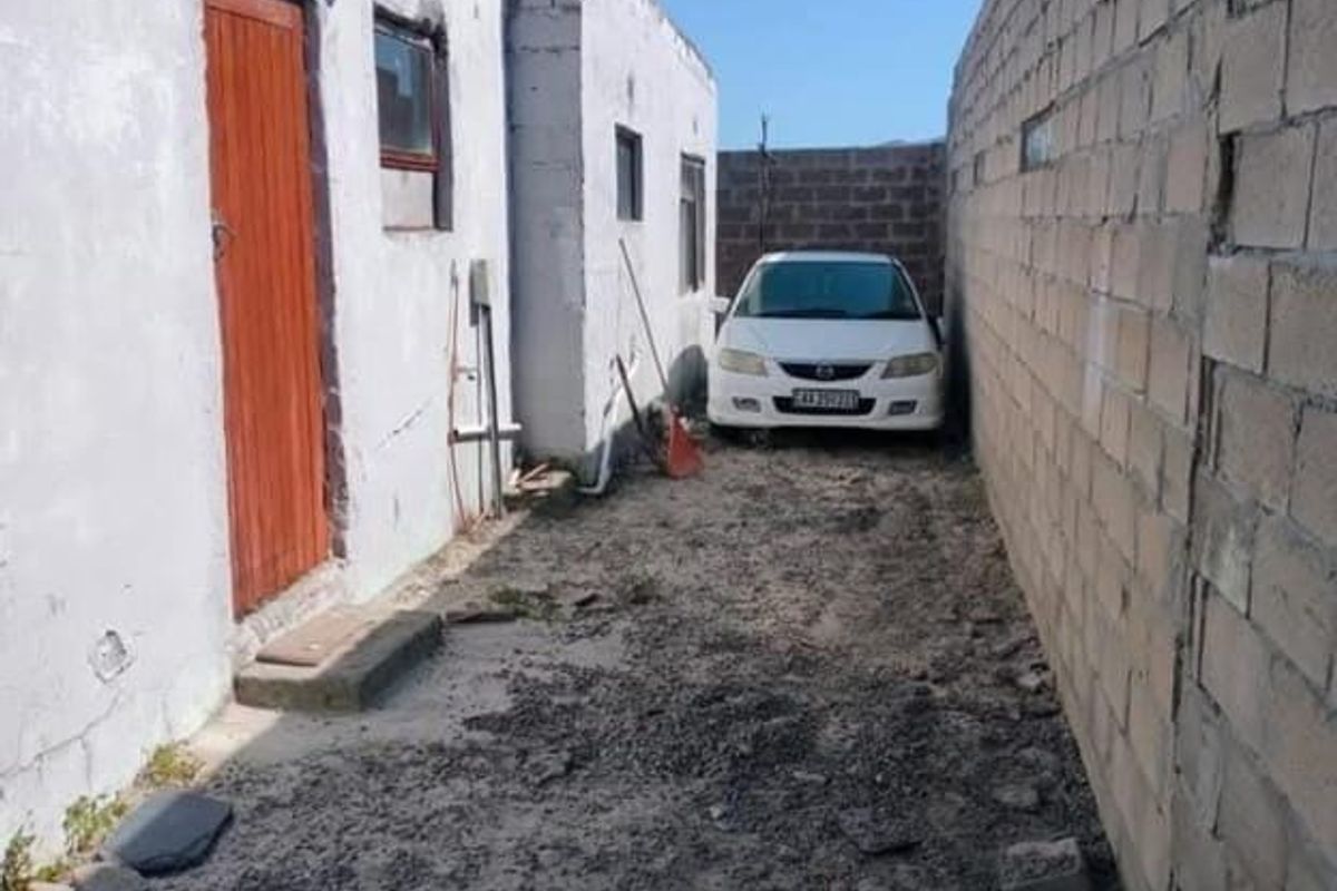 Three Bedroom Family Home For Sale in Lavender Hill - Photo 2