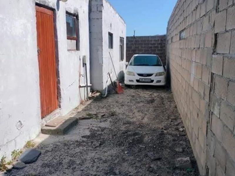 Three Bedroom Family Home For Sale in Lavender Hill - Photo 2