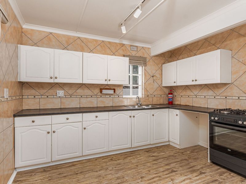 A Sanctuary by the Sea – Timeless Coastal Living in Brenton-on-Sea - Photo 4