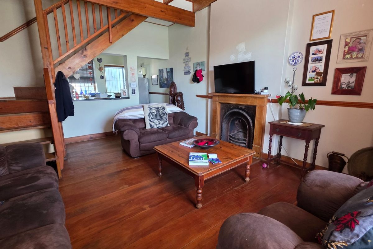 Glorious Old Beauty... Close to All Attractions and Amenities... Mossel Bay Central !!! - Photo 4