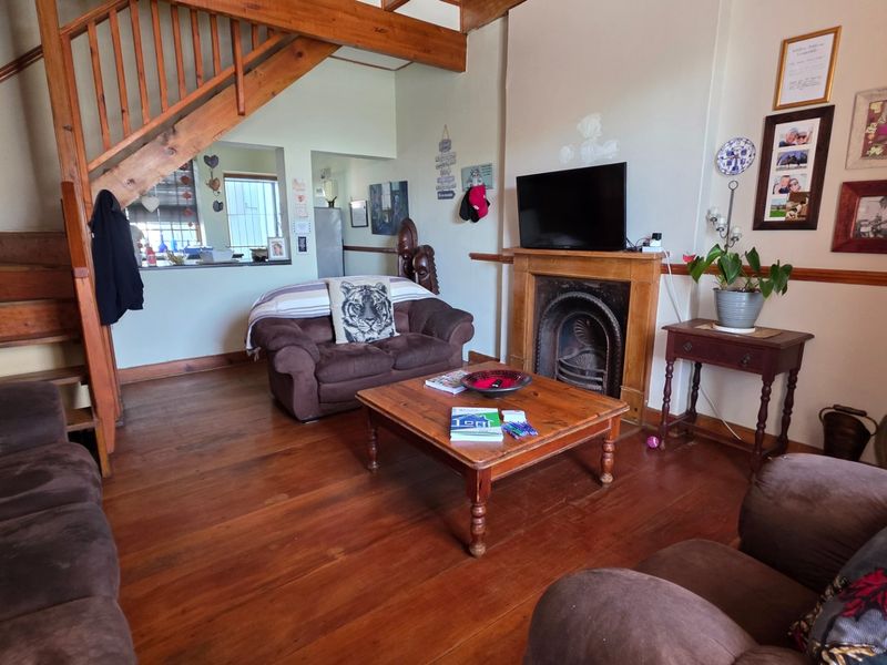 Glorious Old Beauty... Close to All Attractions and Amenities... Mossel Bay Central !!! - Photo 4