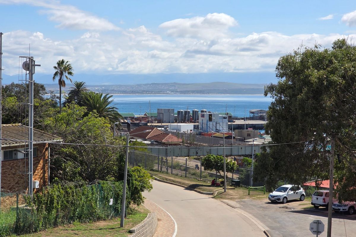 Glorious Old Beauty... Close to All Attractions and Amenities... Mossel Bay Central !!! - Photo 3