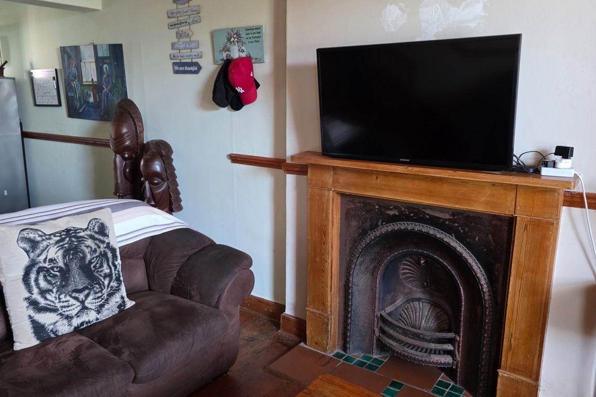 Glorious Old Beauty... Close to All Attractions and Amenities... Mossel Bay Central !!! - Photo 5