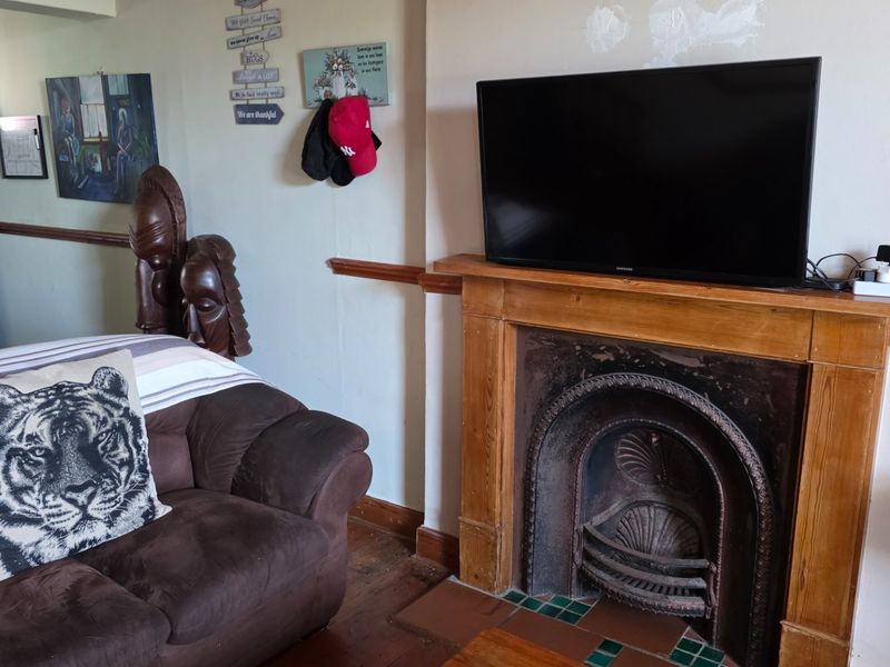 Glorious Old Beauty... Close to All Attractions and Amenities... Mossel Bay Central !!! - Photo 5