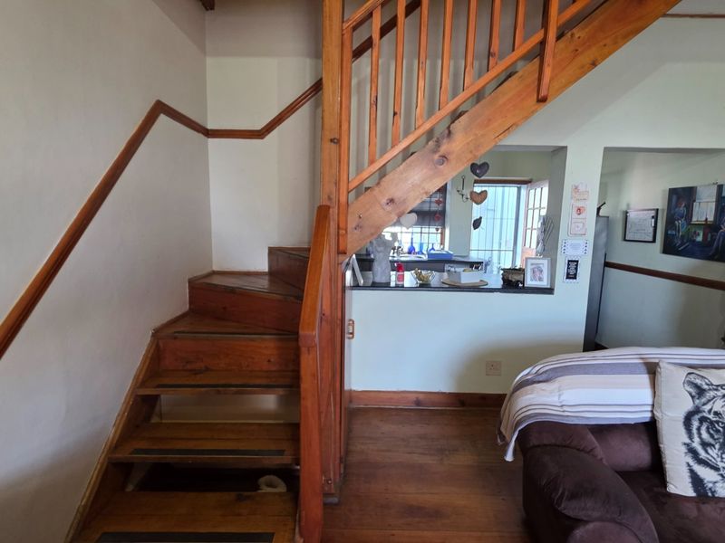 Glorious Old Beauty... Close to All Attractions and Amenities... Mossel Bay Central !!! - Photo 10