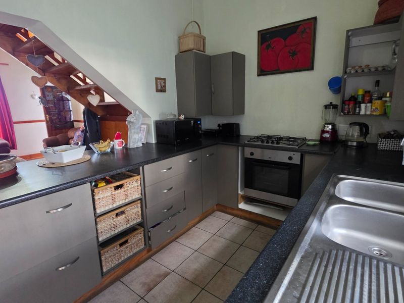 Glorious Old Beauty... Close to All Attractions and Amenities... Mossel Bay Central !!! - Photo 8