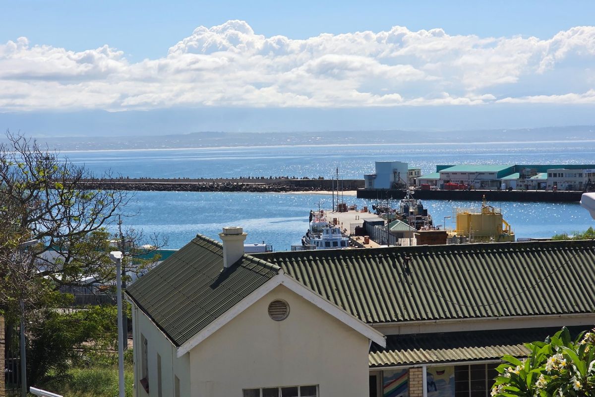 Glorious Old Beauty... Close to All Attractions and Amenities... Mossel Bay Central !!! - Photo 2